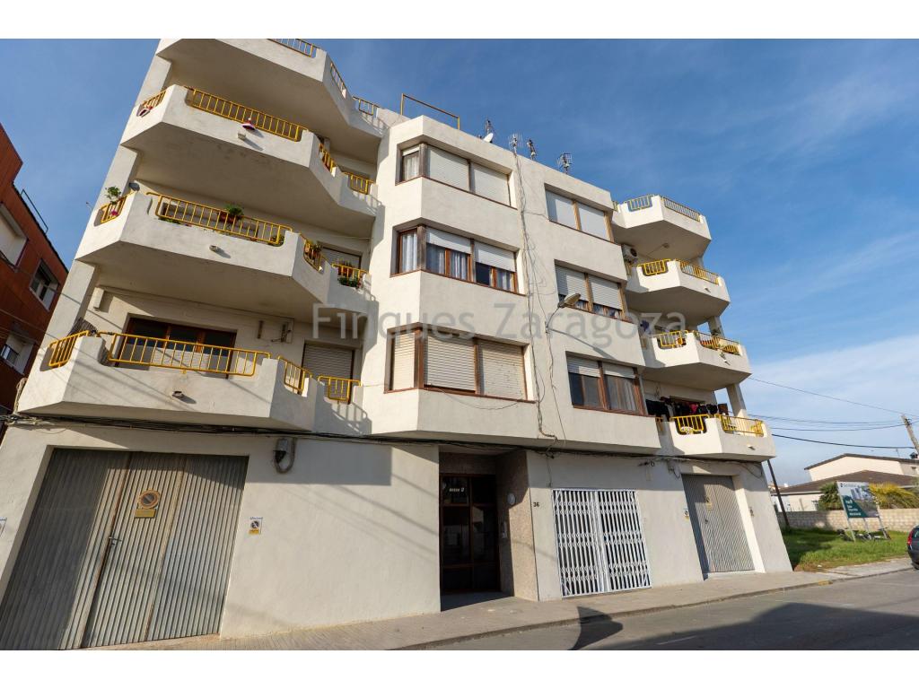 Spacious and fully equipped apartment in Deltebre. Located on the first floor with elevator, it offers a usable area of 104 m² and a comfortable, family-friendly layout: three bedrooms, one bathroom, living-dining room, independent kitchen, balcony and interior patio.The property stands out for its functionality: the kitchen includes a pantry and the bathroom has been completely renovated, ready to move in. It features wooden windows and, on the stair landing, a wheelchair ramp, providing extra accessibility.As a major added value, from the interior patio there is a spiral staircase that connects directly to a private ground-floor storage room of 102 m², ideal as a large storage space, workshop, parking area, nautical equipment storage, or for those who truly need substantial storage.A perfect opportunity if you are looking for spaciousness, a good layout, a balcony, extra space, and a location close to the town center.